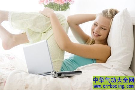 蜷在沙发里看电视