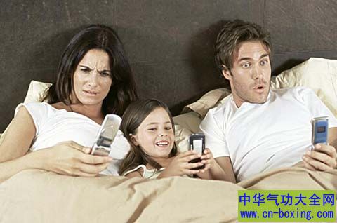 睡前玩手机 注意这6点更健康