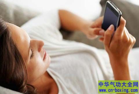 睡前玩手机 注意这6点更健康
