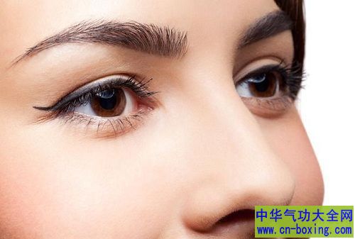 脾虚：眼睛红肿、眼袋大