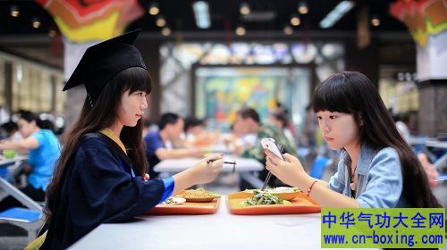 吃饭老在玩手机？现代人4个伤胃又伤脑的坏习惯