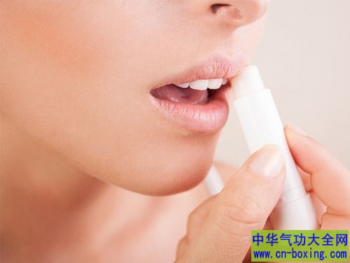 最近嘴唇好干燥？4招改善脱皮唇