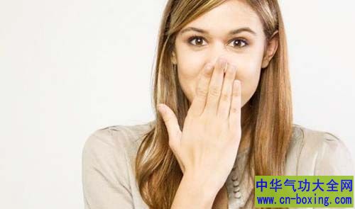 打嗝不停令人烦 7种简易方法止嗝