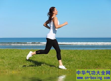 研究：步行小跑大功用 完胜高强度运动