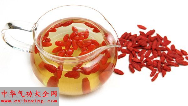 将枸杞泡水当茶饮是长寿秘诀 枸杞子是延缓衰老之良药
