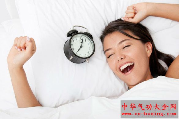 醒后躺2分钟再起床