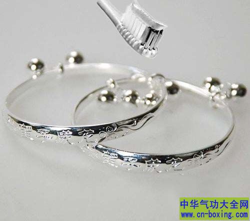 10种DIY首饰清洁剂 在家轻松做