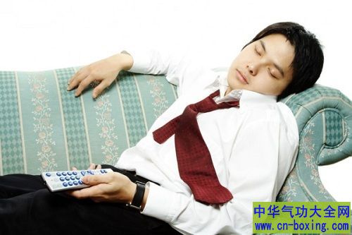 看电视打瞌睡的男性 当心高血压已上身