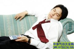 看电视打瞌睡的男性 当心高血压已上身