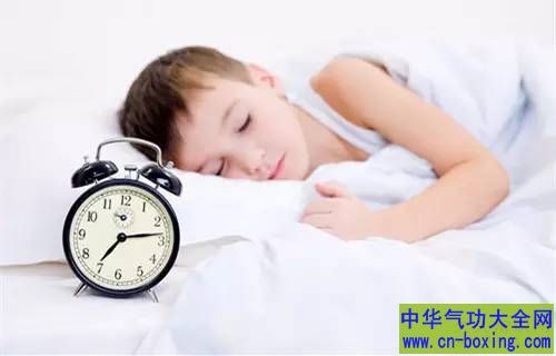 美医学研究：早睡早起令孩子聪慧又健 康