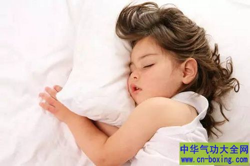 美医学研究：早睡早起令孩子聪慧又健 康