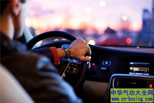 开车时用免持听筒 跟手持电话一样危险？