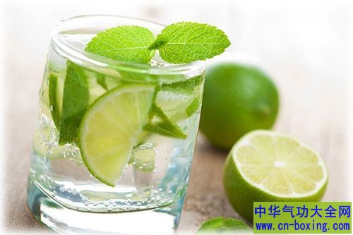 新鲜的柠檬片泡水喝有哪些功效？