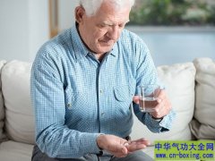 老翁脑出血的背后原因！原来是吃这水果又配药