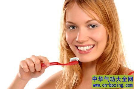 刷错牙 牙垢比排水孔黏垢还脏