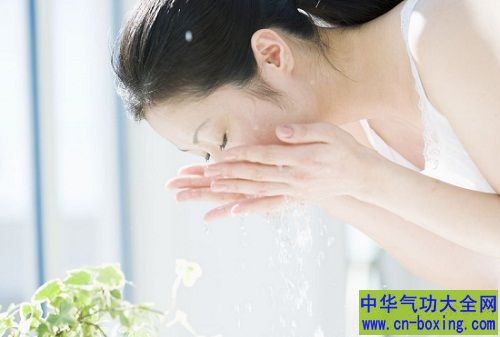 秋季洗脸用冷水好还是热水好